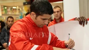 Antrenorul Mulţescu şi mai mulţi jucători dinamovişti au acordat autografe la şcoala generală 195