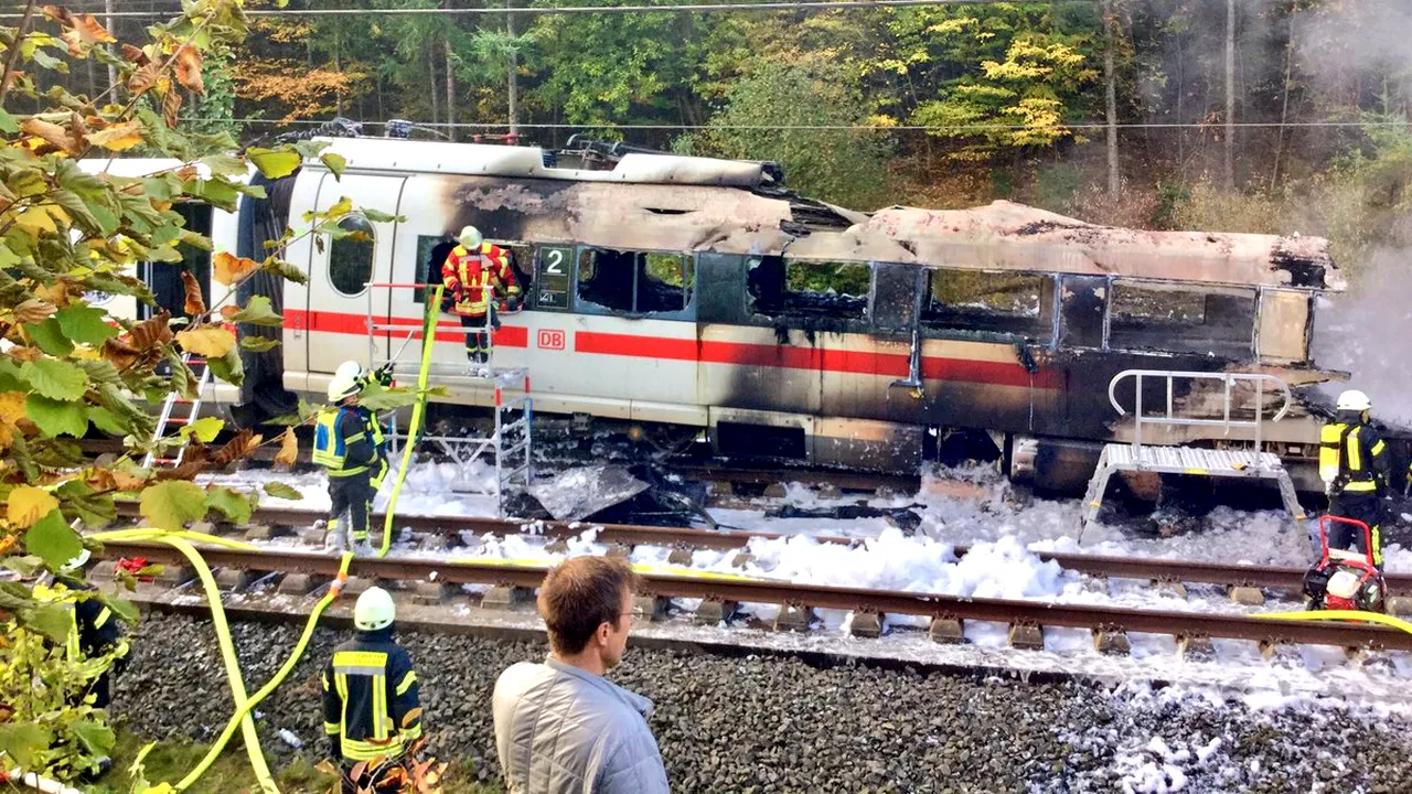 INCENDIU de amploare într-un tren din Germania: Cel puţin cinci răniţi şi sute de persoane evacuate/ Vagoane, făcute scrum | FOTO, VIDEO 