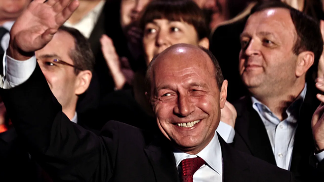 Băsescu: Voi sărbători acasă, cu soţia şi cu fetele, referendumul