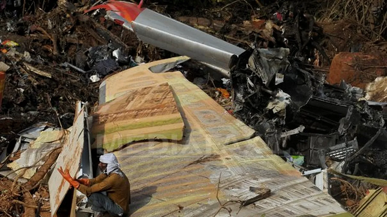 Anchetatorii anunţă găsirea unei a doua cutii negre a avionului prăbuşit în India - VIDEO