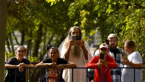 VIDEO Simpatizanții lui Călin Georgescu protestează la sediul DIICOT. Stegarul dac, printre ei