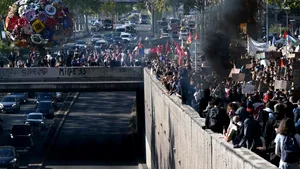 Protestele elevilor din Franța iau amploare. Creșterea costului vieții scoate noi manifestanți în stradă