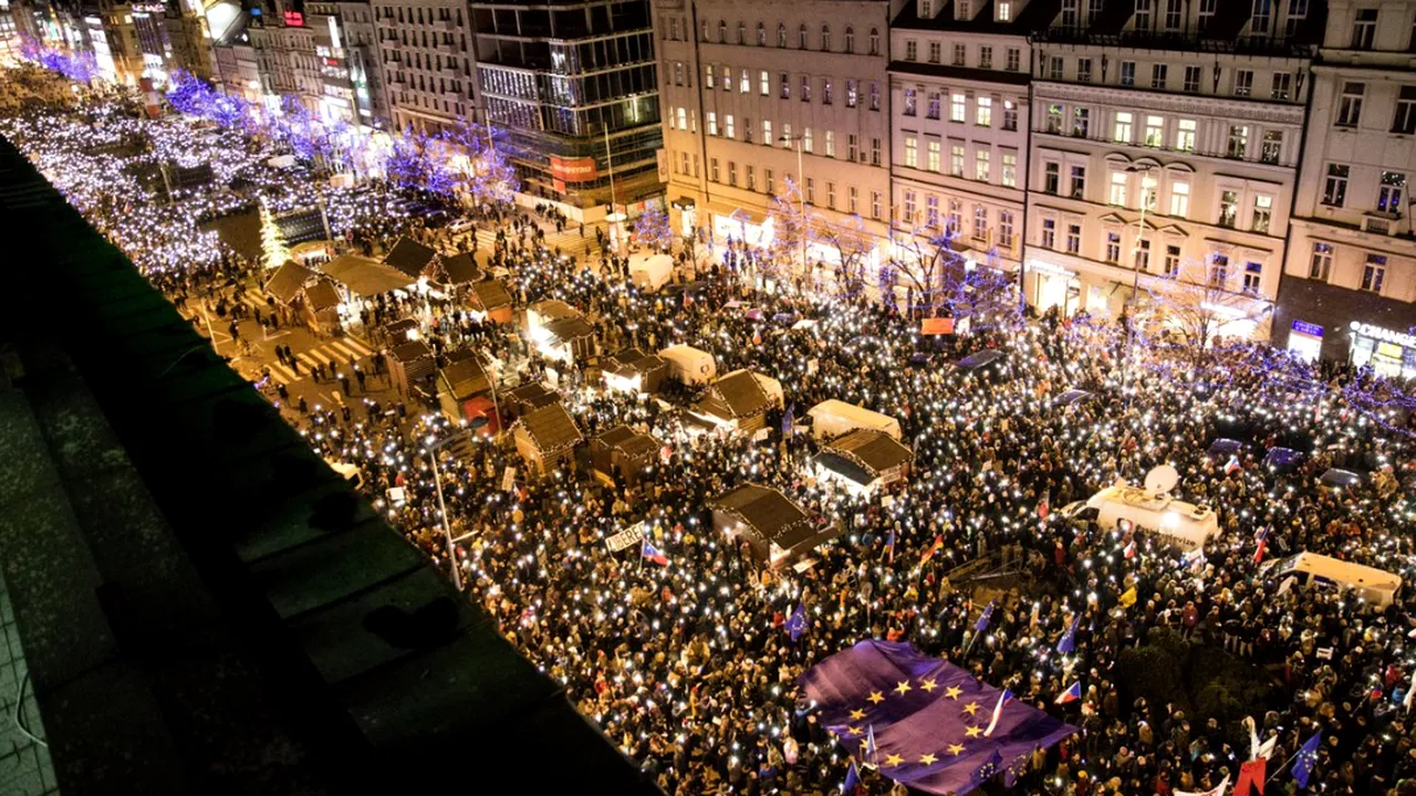 Proteste antiguvernamentale la Praga: Zeci de mii de persoane au participat la manifestaţii - VIDEO