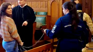 O italiancă a fost dusă în lanţuri în faţa unei instanţe maghiare. Imaginea a stârnit proteste