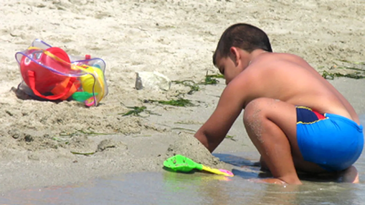 Copiii care îşi petrec vacanţa la mare, mai predispuşi cancerului de piele