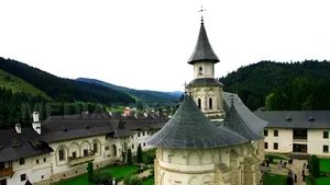 Mănăstirea Putna câştigă procesul în care Direcţia Finanţelor Publice Suceava contesta proprietatea asupra vetrei mănăstirii