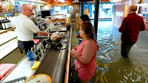 Sudul Franţei, devastat de ploile torenţiale: Zboruri anulate, inundaţii şi persoane dispărute. VIDEO