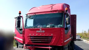 Circulaţie deviată de pe A3 din cauza unui accident: Un TIR s-a răsturnat