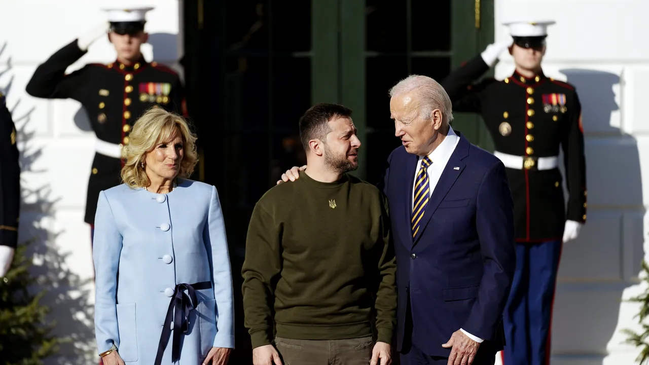 Războiul din Ucraina, ziua 301. Zelenski, venit în SUA îmbrăcat în uniformă militară, s-a întâlnit cu Biden şi se va adresa Congresului / Şeful Americii a vorbit despre „o pace justă” / Putin admite problemele de la mobilizarea parţială, dar promite lupte grele şi în 2023 / Ameninţă cu rachetele Zircon