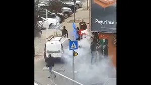 Violenţe înainte de meci. Suporterii echipei U Craiova au spart geamul unei maşini şi au aruncat cu petarde | VIDEO