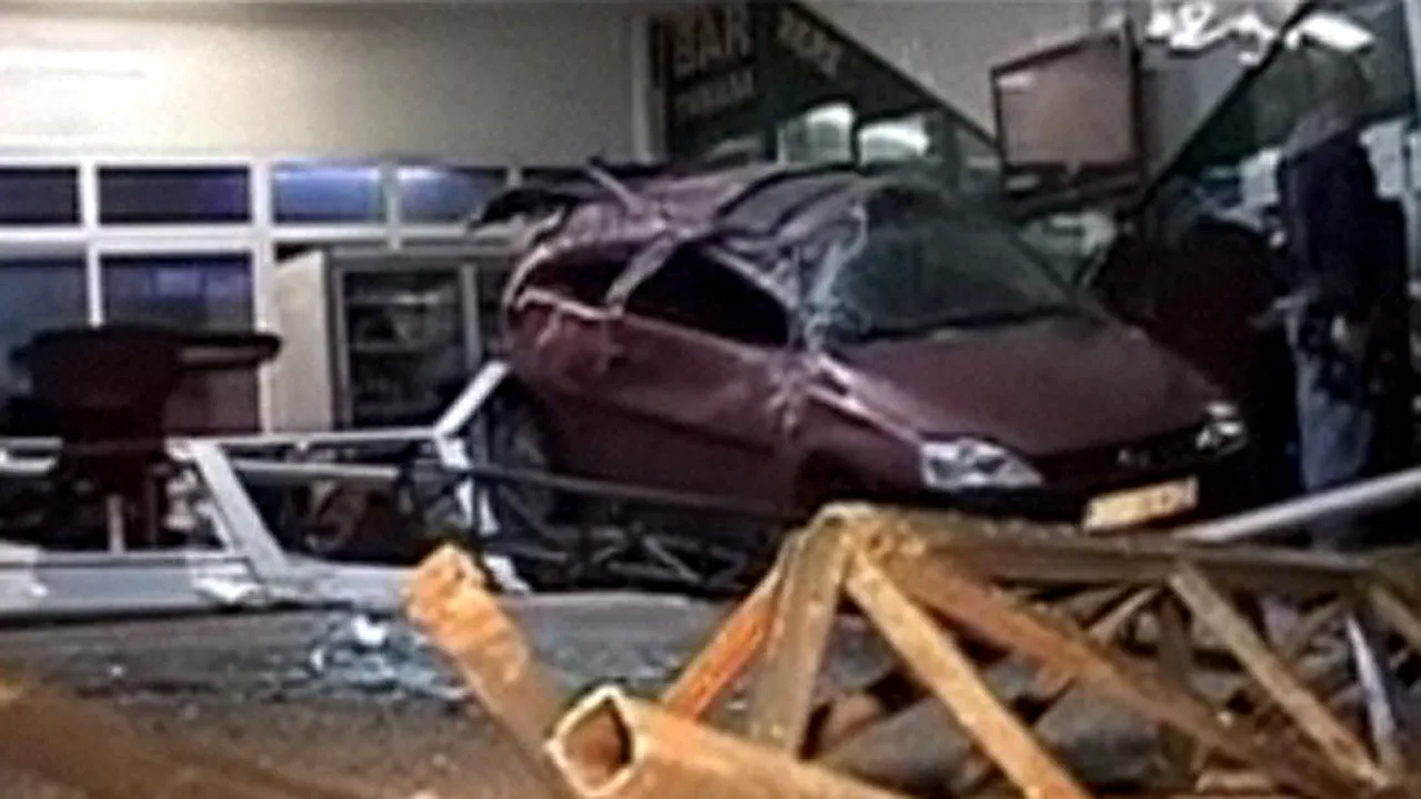 Un tânăr a intrat cu maşina într-un bar în care se aflau clienţi - VIDEO