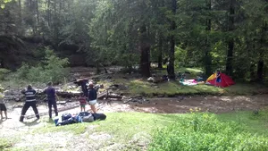 FOTO, VIDEO | Doisprezece turişti blocaţi de o viitură, salvaţi de pompieri la Avrig, judeţul Sibiu 