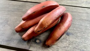 Pentru ce sunt căutate bananele roşii: conţin mai multă pulpă şi au un gust mai dulce decât bananele galbene


