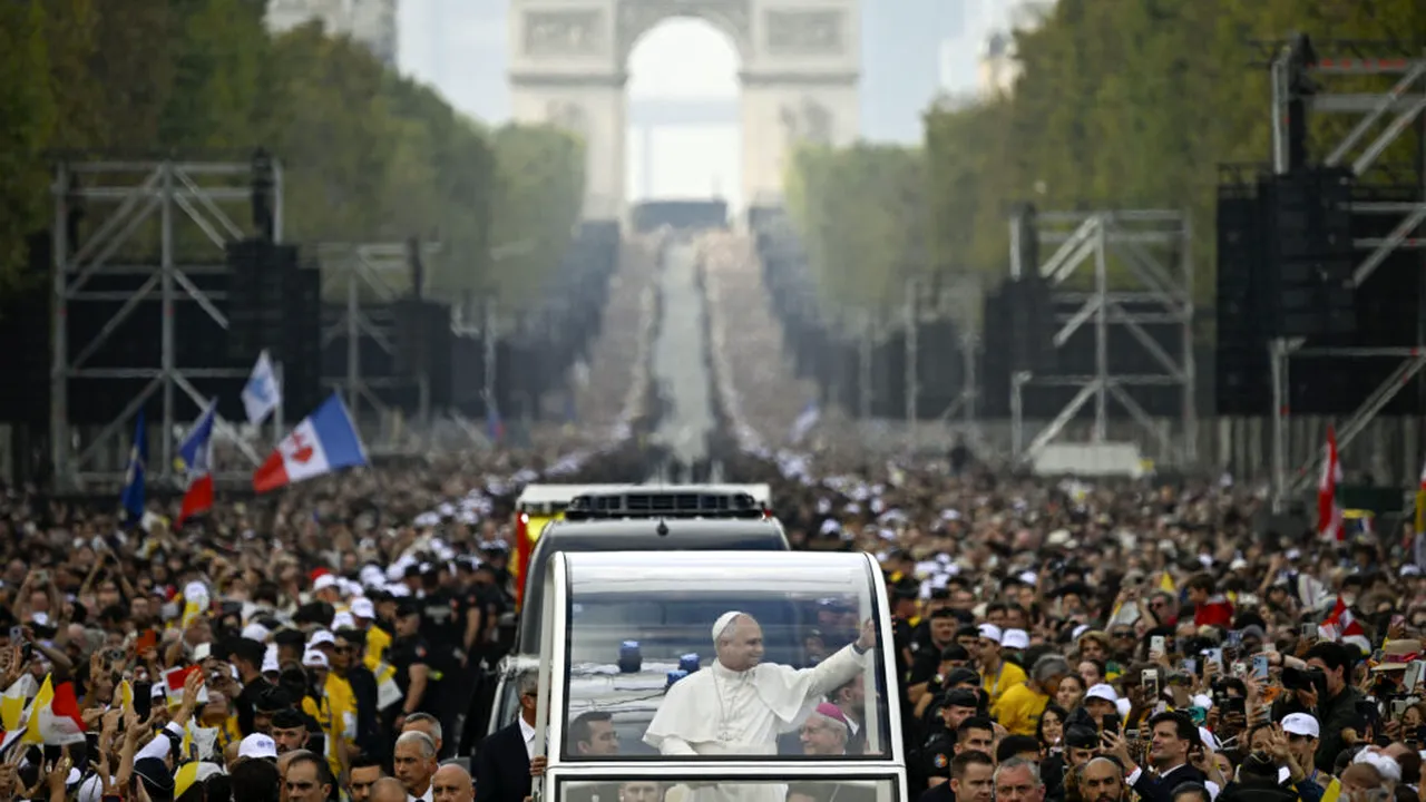 Papa Leon a lăudat „entuziasmul, energia și dăruirea” tinerilor în cadrul slujbei din Paris. Ce politicieni de rang înalt au participat la liturghie