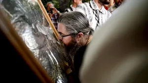 Patriarhia Română recomandă evitarea sărutării icoanelor din biserică / Arhiepiscopia Romano-Catolică le recomandă credincioşilor să nu mai dea mâna cu ceilalţi participanţi la Sf. Liturghie