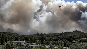 VIDEO Incendiu puternic în Grecia. Flăcările se extind rapid
