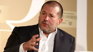 Jonathan Ive, geniul din spatele marilor succese Apple, este paranoic la detalii şi conduce un Bentley Mulsanne negru