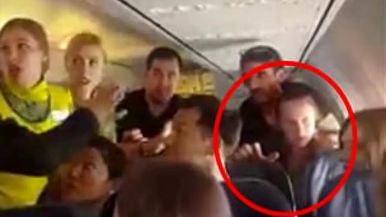 Încăierare de proporţii într-un avion: O femeie beată atacă o stewardesă pentru că nu vrea să stea lângă pasagerii „străini” | VIDEO