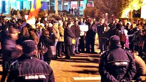 A ŞAPTEA ZI DE PROTESTE ÎN ŢARĂ. Mii de persoane au ieşit în stradă să ceară alegeri anticipate şi demisia Guvernului