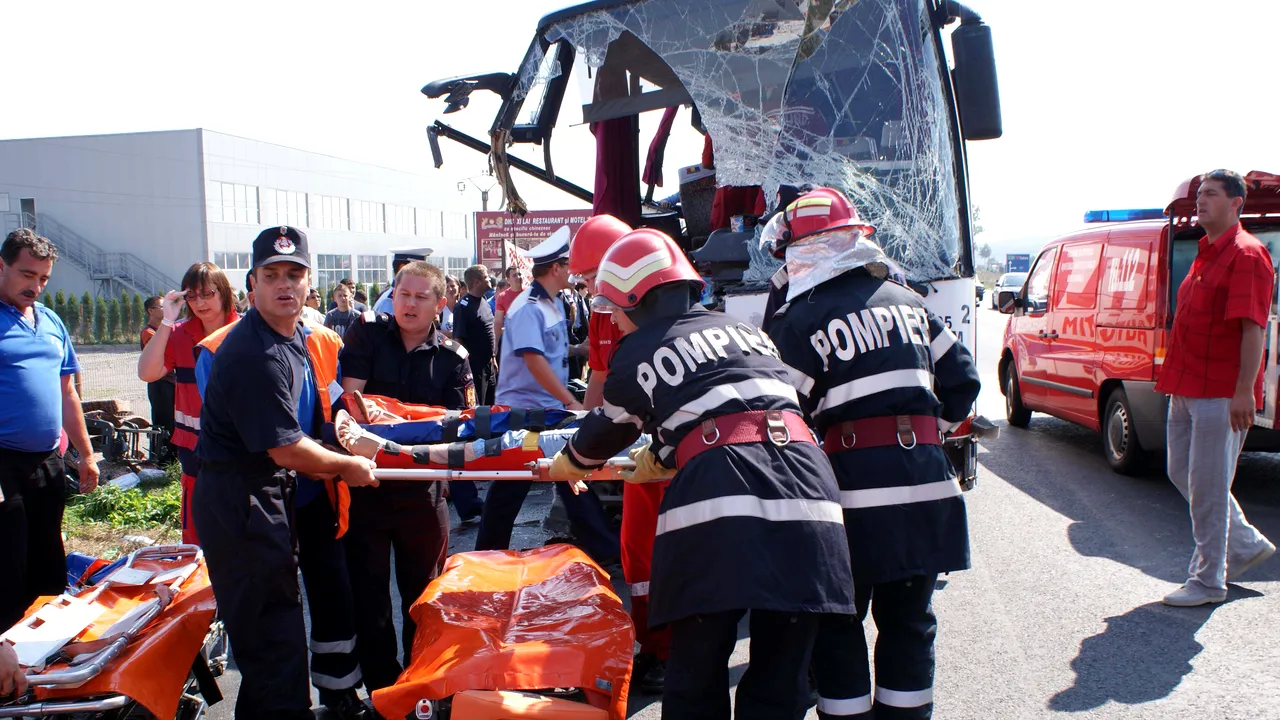 Cinci persoane rănite într-un accident rutier, după ce un autocar s-a ciocnit cu un TIR