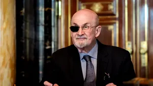 Cel care l-a atacat cu un cuțit pe scriitorul Salman Rushdie, condamnat la 25 de ani de închisoare