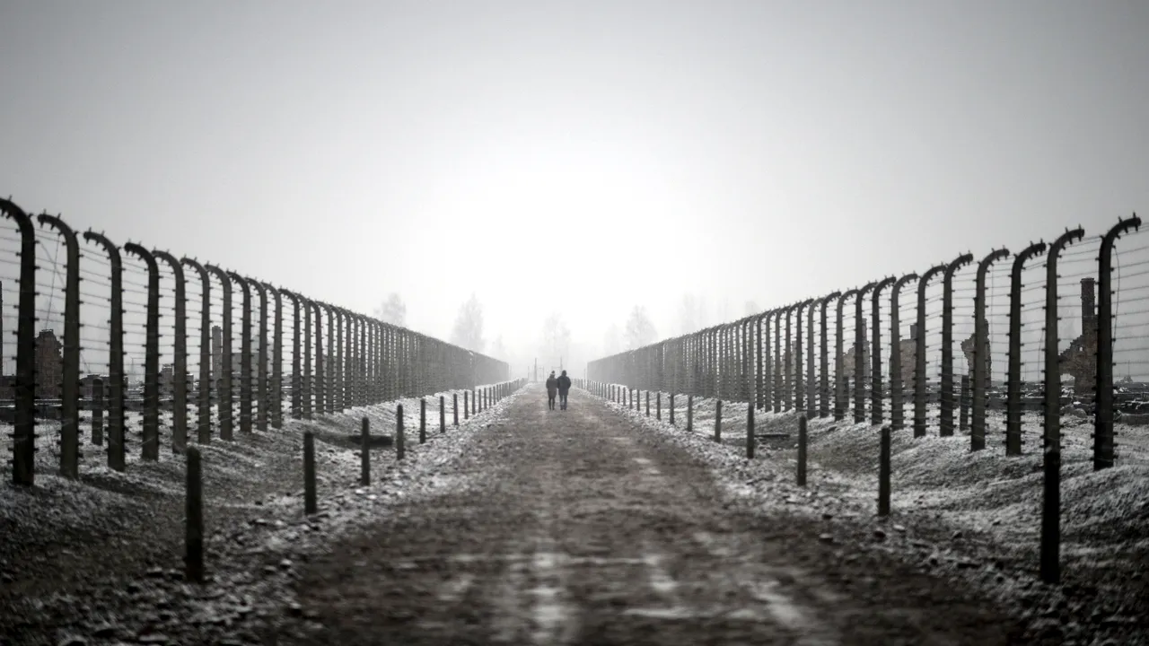 FOTO | Figurină cu Iisus trimis la exterminare. Muzeul Auschwitz critică Amazon pentru decoraţiunile de Crăciun cu teme din lagăr. Reacţia companiei