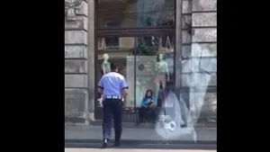 VIDEO | Puterea exemplului: Gestul unui poliţist faţă de o bătrână care vindea flori, surprins pe vreme de caniculă