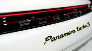 Porsche, aflat în criză, mizează pe motoare cu combustie și amână lansarea unor modele electrice