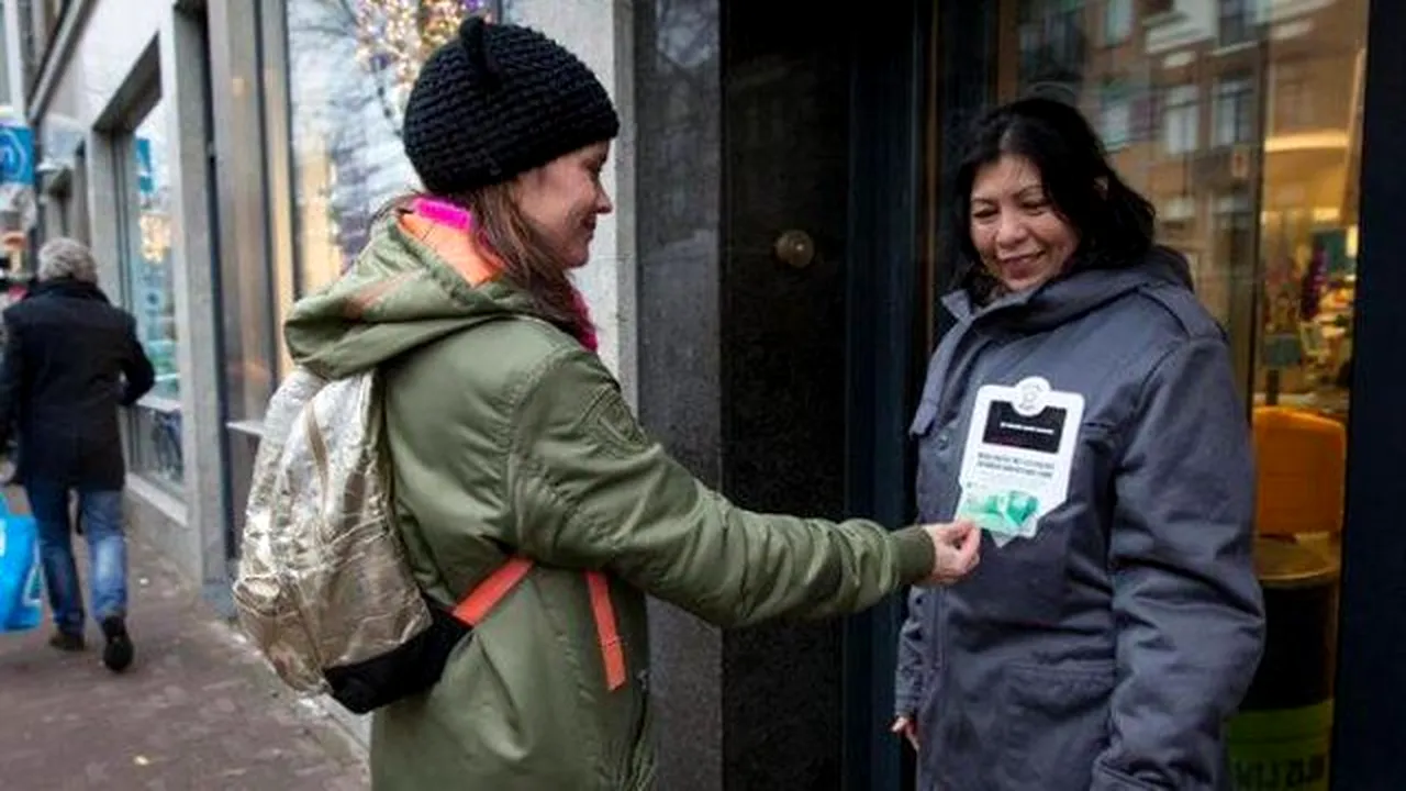 Oameni ai străzii din Amsterdam primesc bani din cerşit prin metoda plăţii contactless. O companie a găsit o soluţie pentru că oamenii nu mai folosesc cash