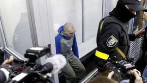 Ruşii scot flăcări, după începerea procesului în care un soldat rus este acuzat de crime de război

