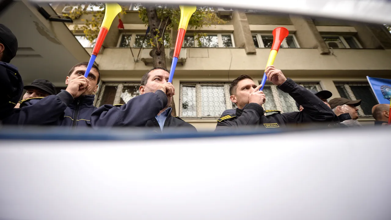Poliţiştii şi poliţiştii de penitenciare protestează luni în faţa Guvernului