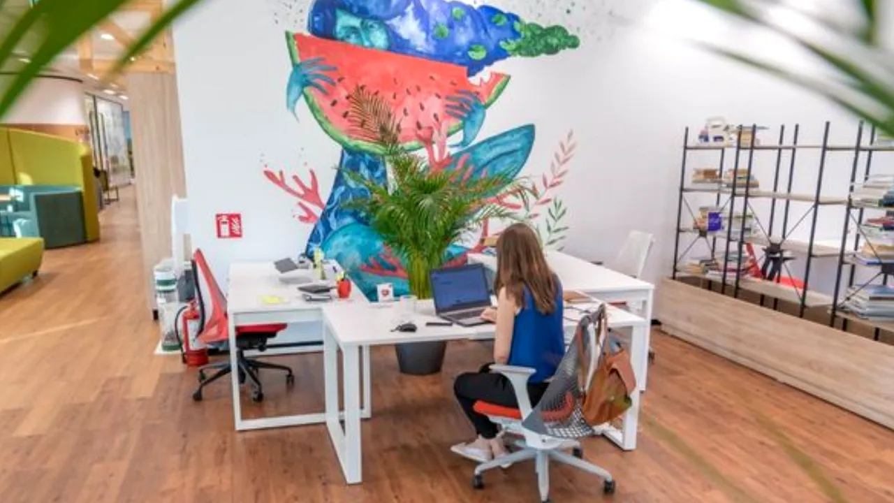 Nici de acasă, nici de la birou: Soluţia „de mijloc” pentru productivitate şi echilibru în timpul programului de lucru