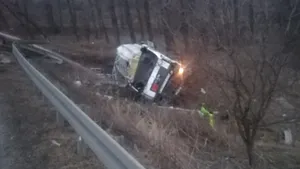 Accident teribil în Giurgiu: un bărbat a fost prins sub o maşina de gunoi, după ce aceasta s-a ciocnit cu o cisternă cu sodă caustică | VIDEO