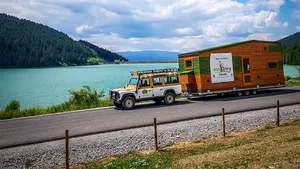 Case pe roţi realizate de cinci tineri din Miercurea Ciuc. Care este preţul unei astfel de locuinţe cu bucătărie, living, baie şi dormitor | FOTO 