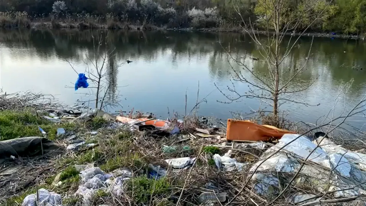 VIDEO Lacul Fundeni, înconjurat de „munţi de gunoaie”. Primarul Sectorului 2: „Am început neutralizarea acestor calamităţi ecologice”