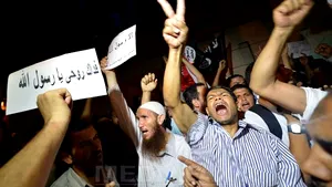 Ciocniri în faţa ambasadei SUA la Cairo. 13 persoane au fost rănite