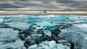 Operațiune secretă dejucată în Arctica: Forțele NATO au interceptat submarine rusești care simulau sabotarea cablurilor submarine