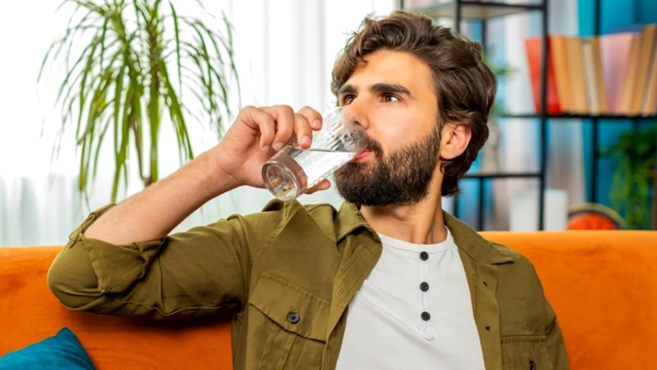 4 obiceiuri proaste la masă care te fac să îmbătrâneşti mai repede

