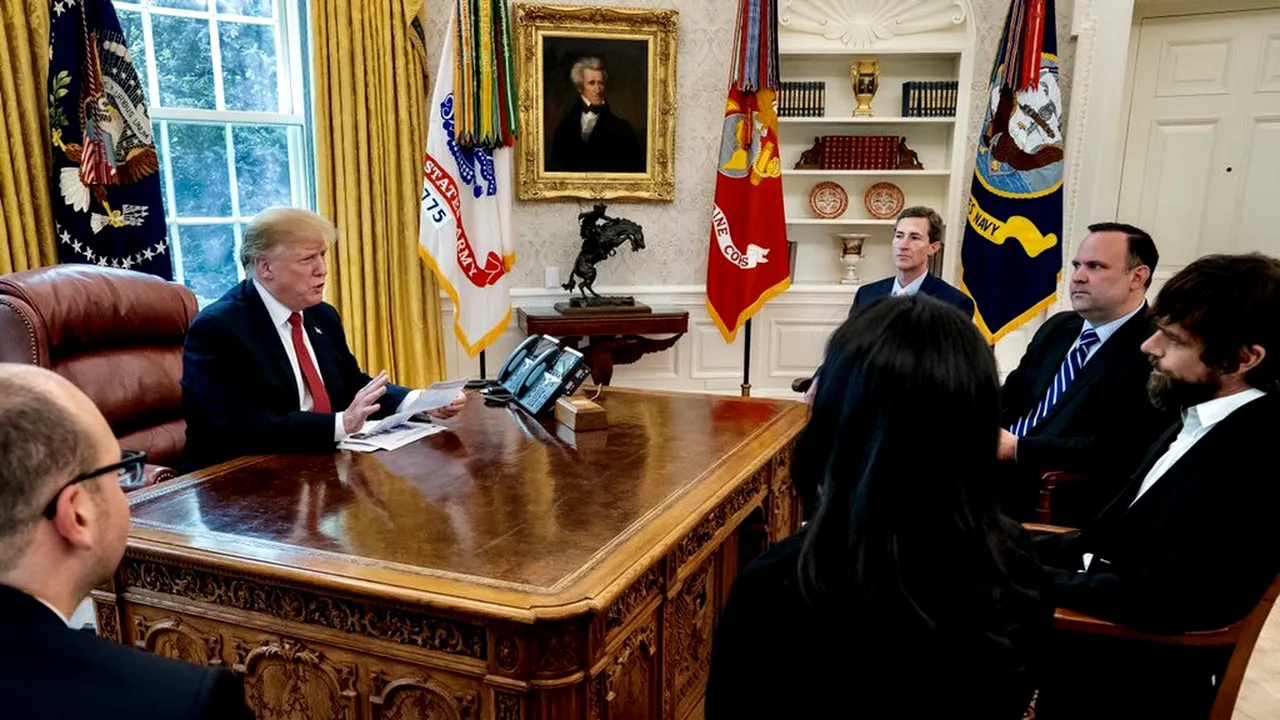 Trump s-a întâlnit cu şeful Twitter, după ce s-a plâns că este discriminat chiar pe Twitter/ Liderul de la Casa Albă, foarte activ pe platforma de micro-blogging 