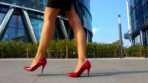 Societate comercială, amendată pentru un afiş cu o femeie cu picioarele desfăcute. Mesajul SCANDALOS care însoţea afişul 