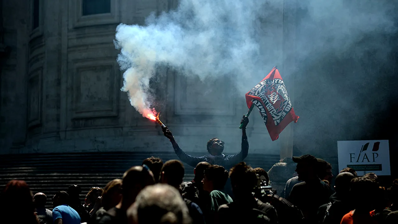 PROTESTE la Roma: Mii de persoane au ieşit în stradă pentru a contesta politicile UE cu privire la refugiaţi - VIDEO