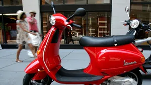 Posesorii de scutere ar putea avea nevoie de permis de conducere