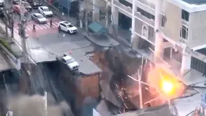 O porțiune a unei străzi s-a prabușit și groapă uriașă a apărut în mijlocul orașului Bangkok