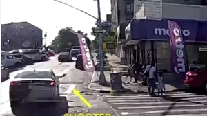 VIDEO. Scene şocante: Un bărbat a fost împuşcat mortal în timp ce traversa strada, de mână cu fiica de 4 ani