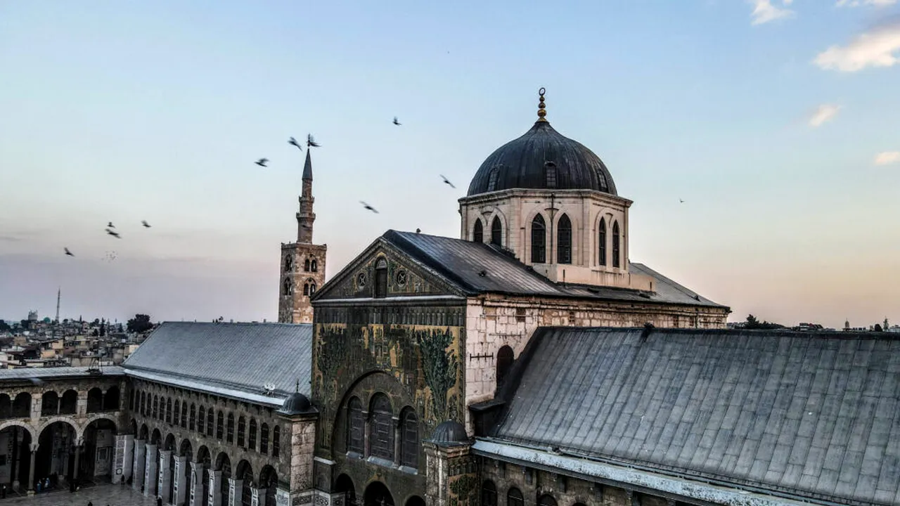 O inscripție greacă misterioasă ar putea dezvălui existența unui templu pierdut sub Marea Moschee din Siria