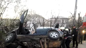Două persoane au murit, iar alte 2 au fost rănite, după ce o maşină s-a izbit de un cap de pod. Printre victime, un copil de 4 ani