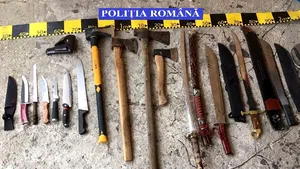 GALERIE FOTO Săbii, cuţite, topoare şi un pistol, ridicate de la două familii de romi care sunt în conflict