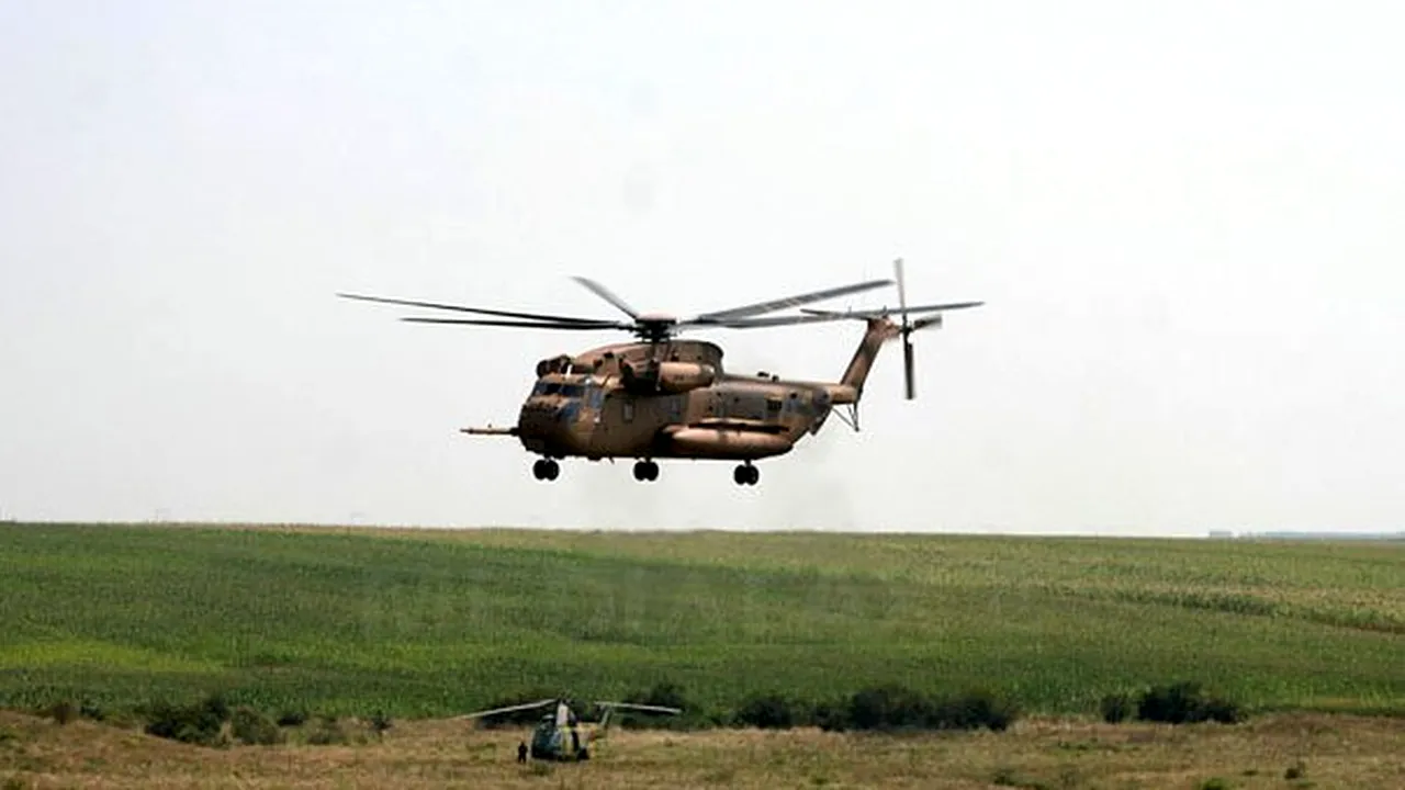 MApN: Cele două elicoptere israeliene au aterizat în siguranţă pe aerodromul Boboc