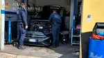 Atelierul-capcană de la Roma. Doi mecanici luau piese de pe mașini furate și le montau pe ale clienților