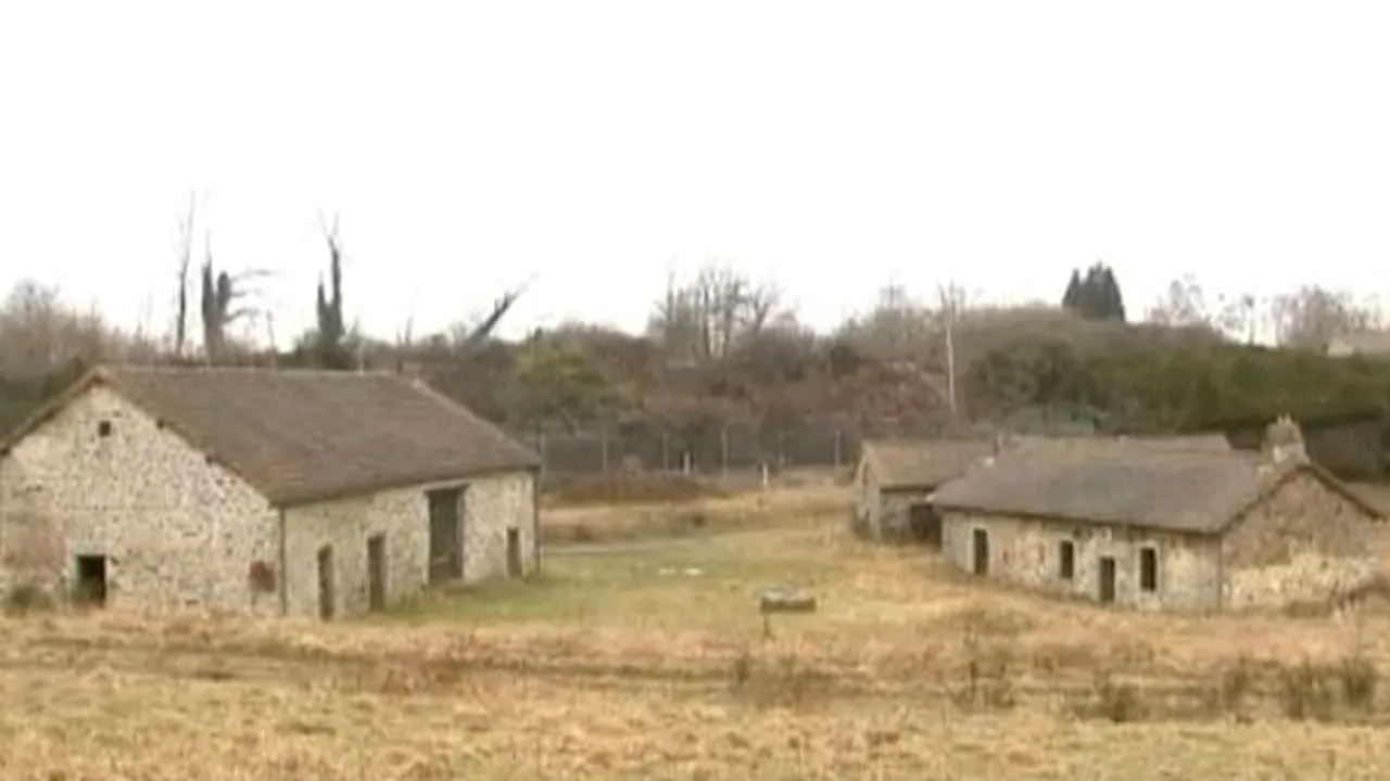 Un cătun abandonat din Franţa, cumpărat la licitaţie cu 520.000 de euro, de un artist - VIDEO, FOTO